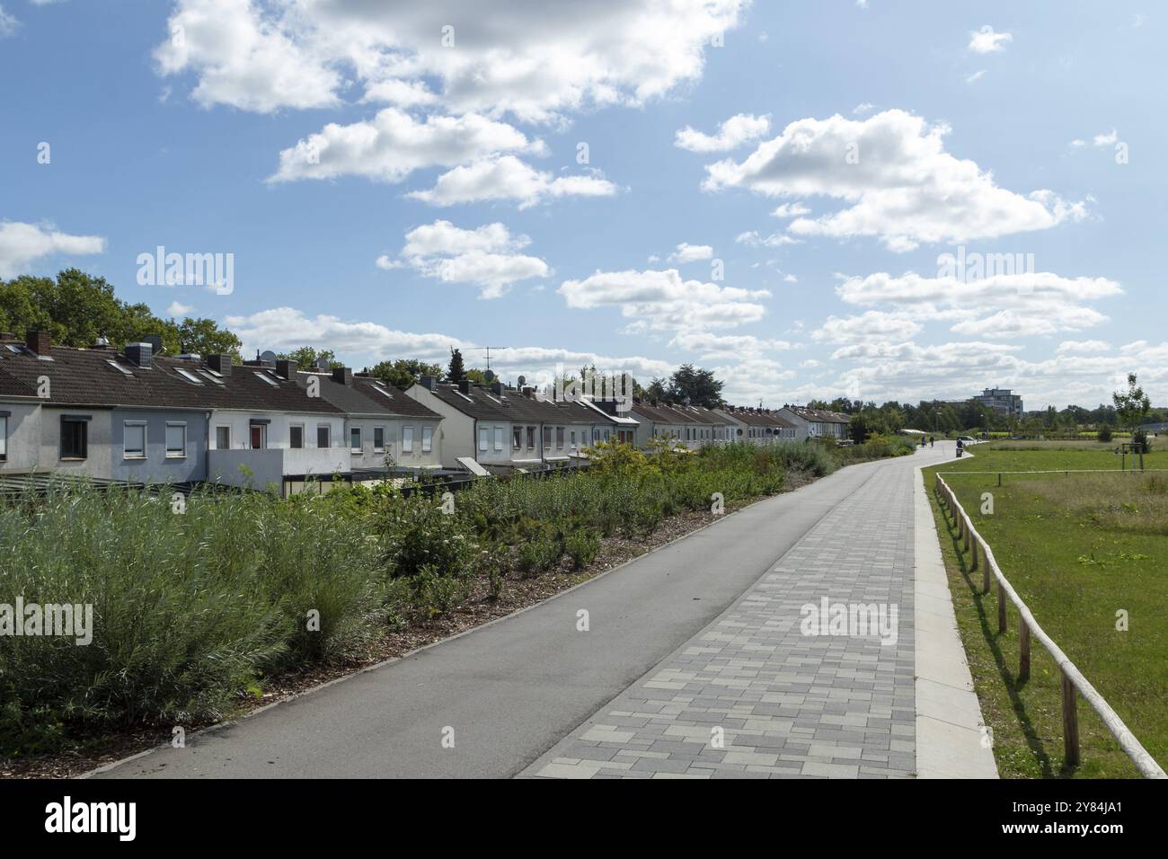 Sviluppo urbano, traffico, edifici residenziali e percorso verde nel parco estivo sul cavalcavia dell'autostrada A7 a Stellingen, Amburgo, Germania, Europ Foto Stock