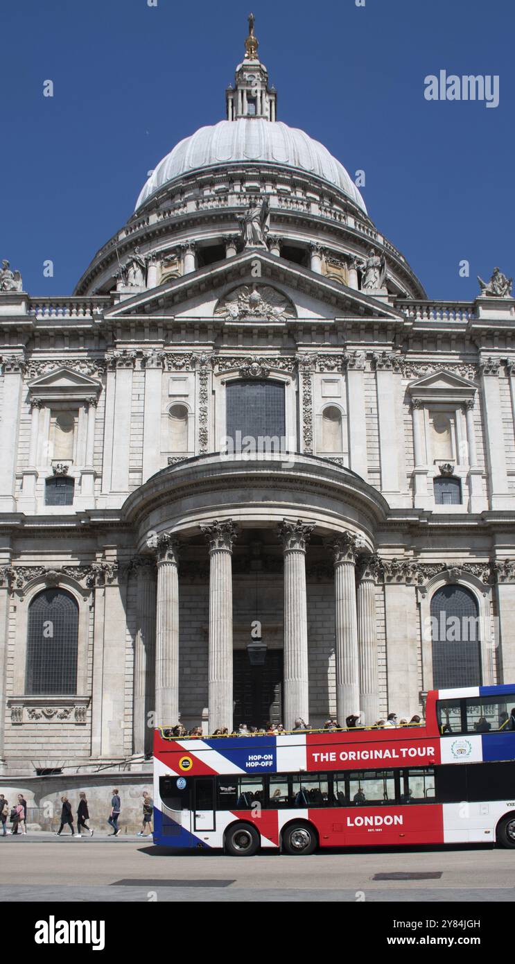 St Pauls Londra Regno Unito - 12 maggio 2019: Tour in autobus fuori dalla Cattedrale di St Pauls Foto Stock