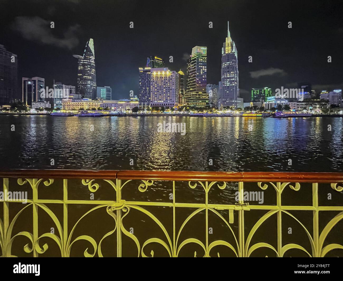 Skyline Saigon, grattacieli illuminati al centro con la Bitexo Tower sul fiume Song Sai Gon di notte, ho chi Minh City, Vietnam, Asia Foto Stock