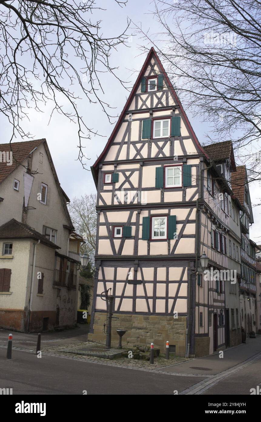 Questa casa storica in tedesco: Haus am Gumpbrunnen è un gioiello, costruito nel 1685, con un alto timpano Foto Stock