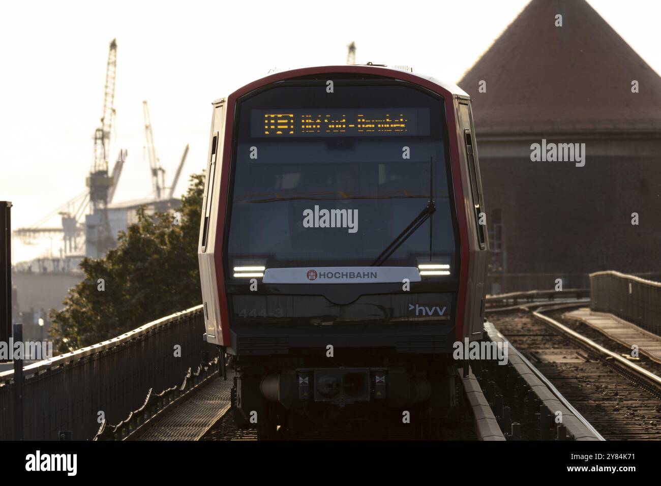 Metropolitana, Hamburger Verkehrsverbund HVV, trasporto locale, linea ferroviaria alla luce della sera con treno in movimento della linea metropolitana U3 al Bau Foto Stock