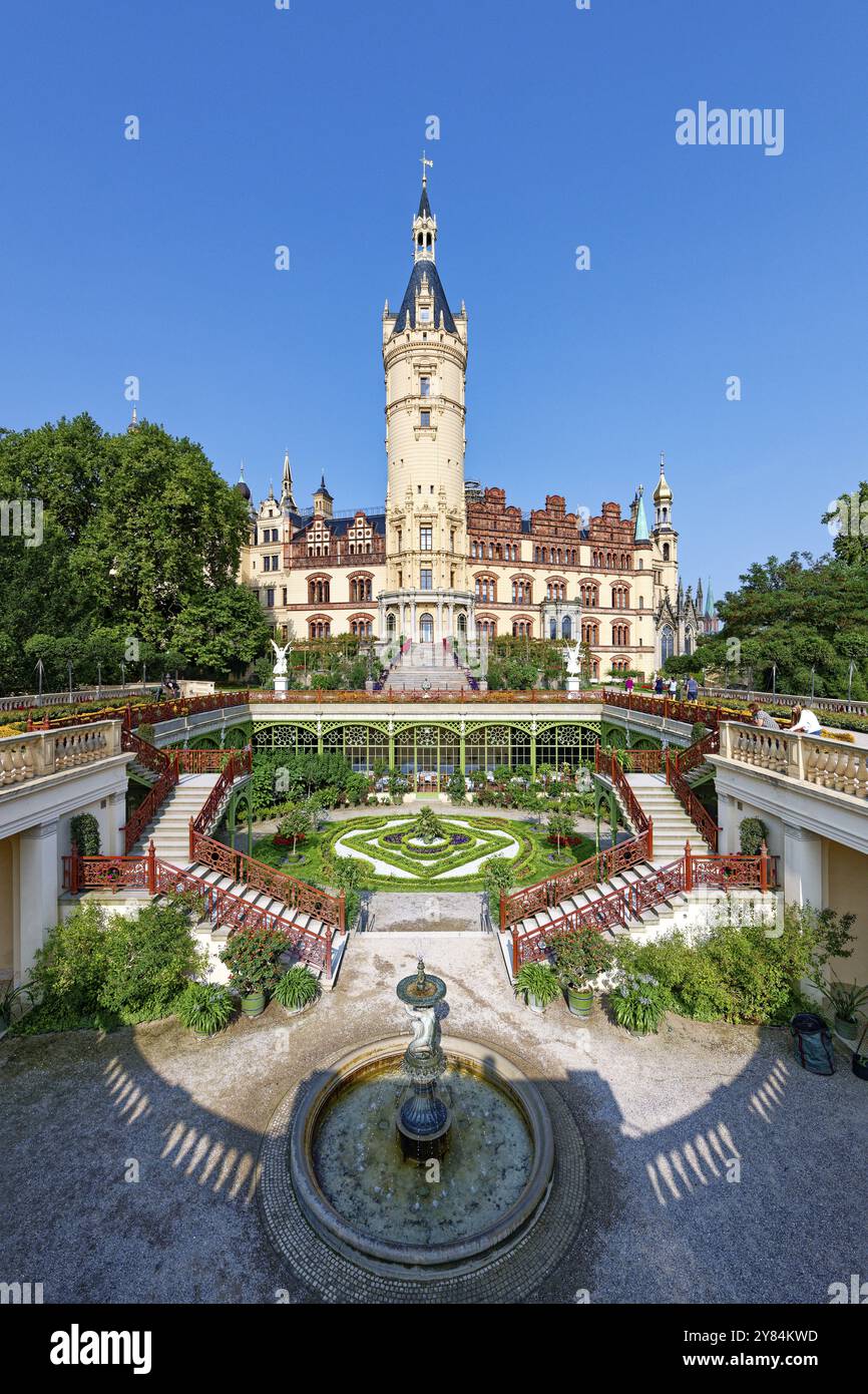 Schwerin Residence Ensemble, sito Patrimonio dell'Umanità, Castello di Schwerin e Giardini del Castello, con un impressionante giardino, fontana e scalini simmetrici, sotto a b Foto Stock