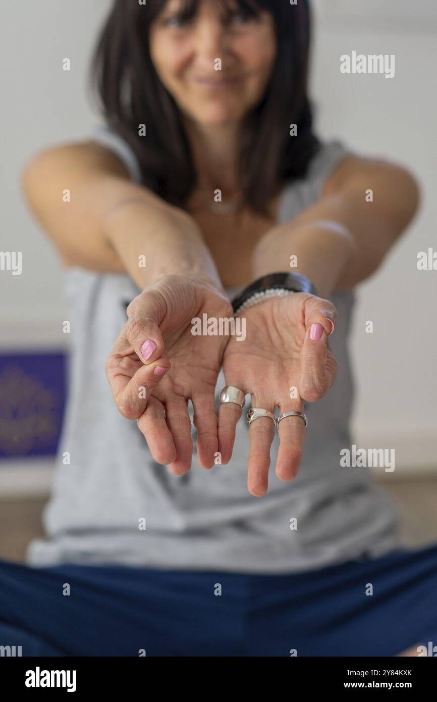 Primo piano delle mani di un allenatore di yoga e meditazione che crea Chin Mudra Foto Stock