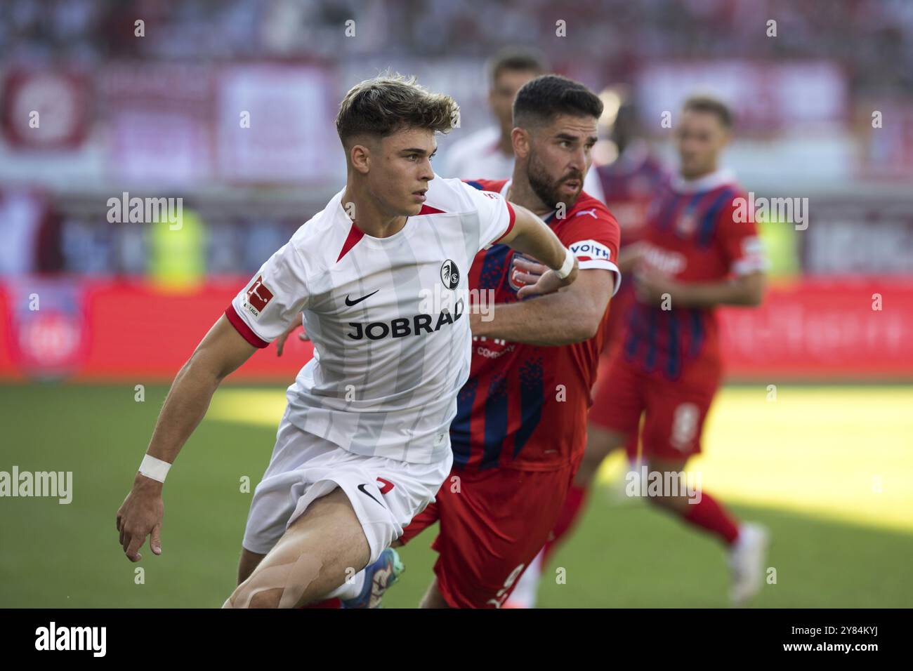 Partita di calcio, Noah WEISSHAUPT SC Freiburg è partito in duello con Stefan SCHIMMER 1.FC Heidenheim guardando verso l'area di rigore, Voith-Arena football Foto Stock