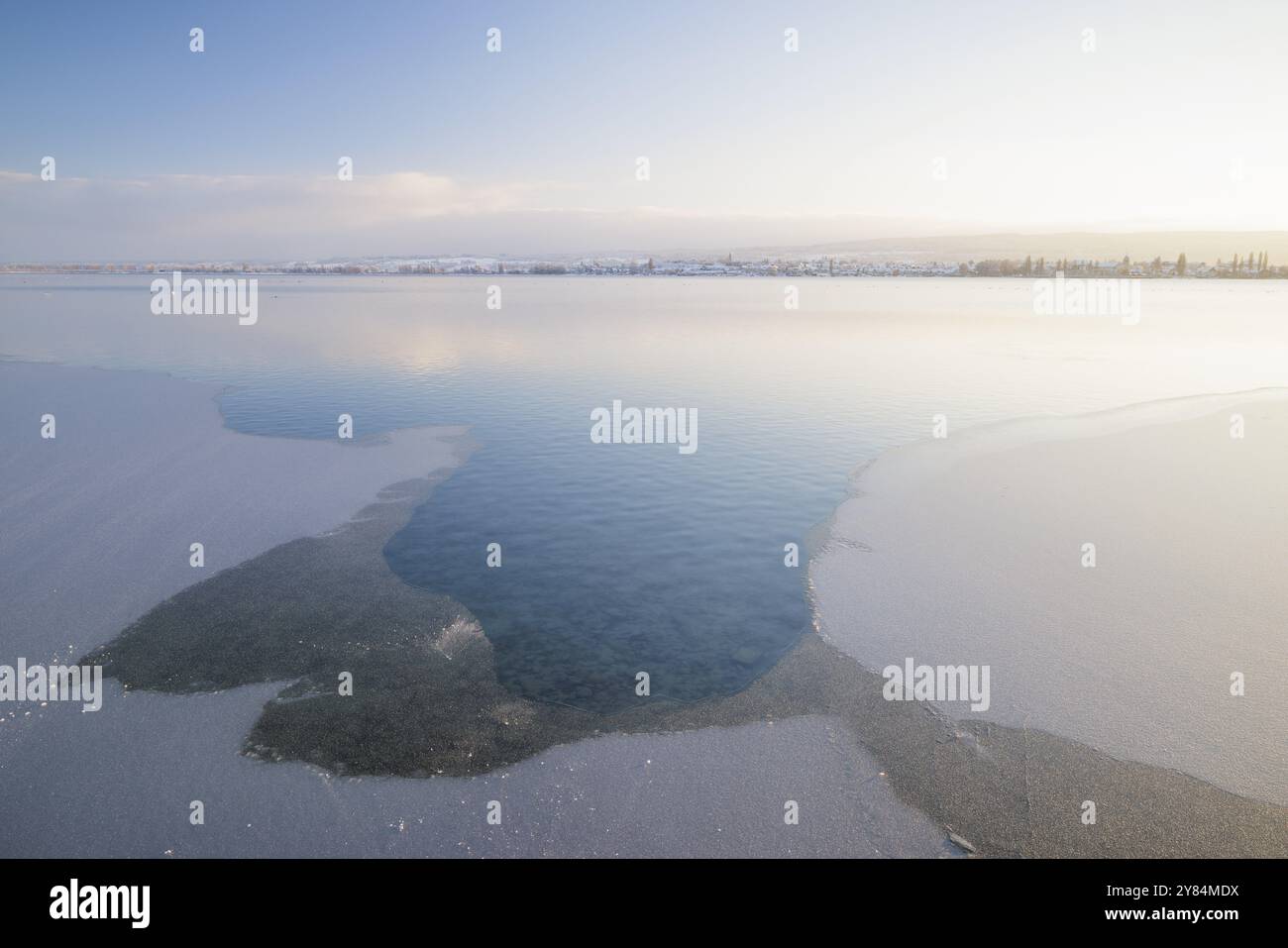 Un corpo d’acqua ghiacciato con ghiaccio fragile e un orizzonte calmo nel cielo, Seegarten, Allensbach, lago di Costanza, Baden-Wuerttemberg, Germania, Europa Foto Stock