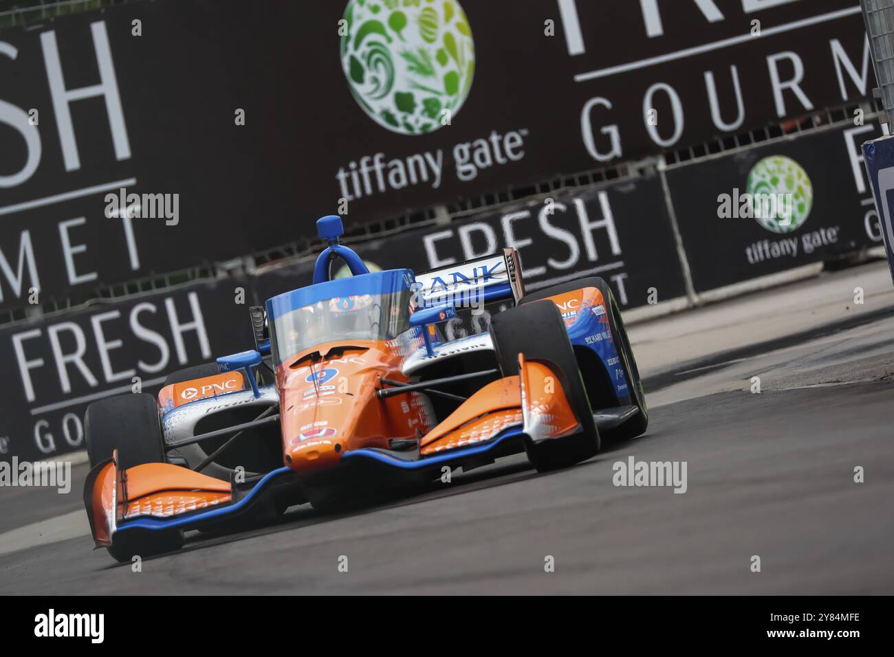SCOTT DIXON (9) di Auckland, nuova Zelanda corre per le strade durante l'Honda Indy Toronto a Toronto, ON, CAN Foto Stock