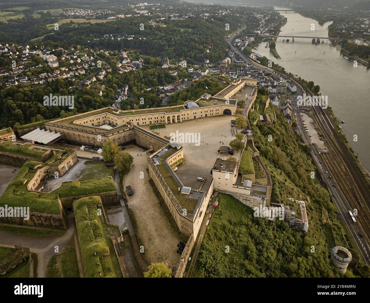La fortezza di Ehrenbreitstein si trova a 118 metri sopra il Reno, di fronte alla foce della Mosella con il Deutsches Eck a Coblenza. Ehrenbreitstein F. Foto Stock