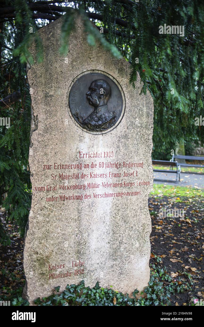 Pietra commemorativa per l'imperatore Francesco Giuseppe i per la piantagione di una quercia imperiale, Leoben, Stiria, Austria, Europa Foto Stock