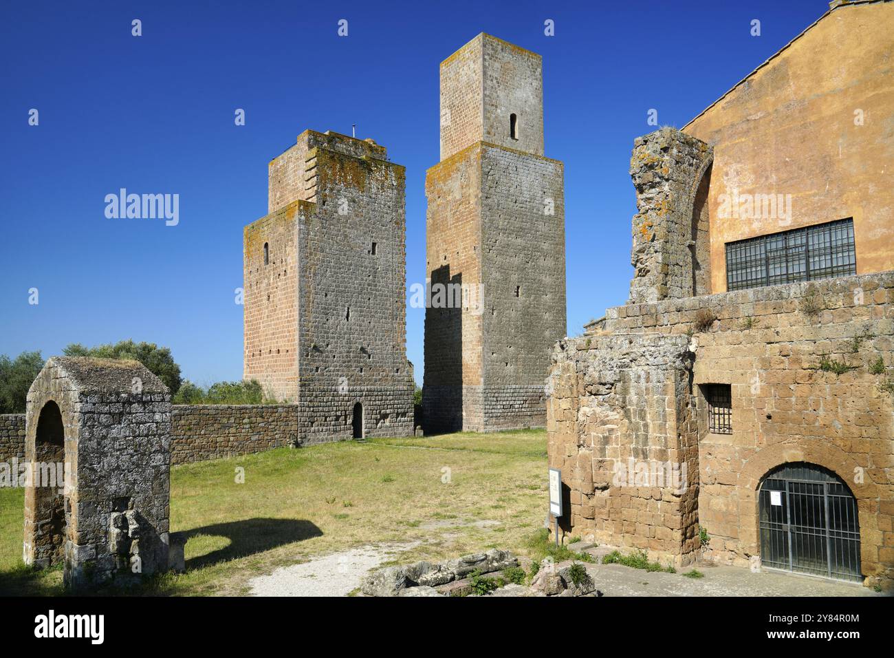 Torri di San Pietro, Basilica di San Pietro, Chiesa Cattolica Romana, Tuscania, Provincia di Viterbo, regione Lazio, Italia, Europa Foto Stock