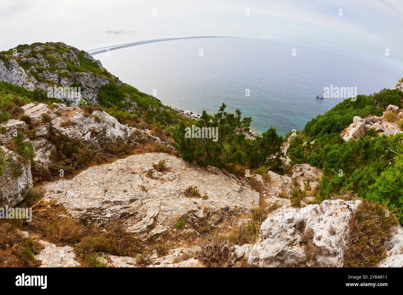 Vista del Mar Mediterraneo e dell'isola di Formentera da una scogliera costiera di la Mola (sa Cala, Formentera, Isole Baleari, Mar Mediterraneo, Spagna) Foto Stock