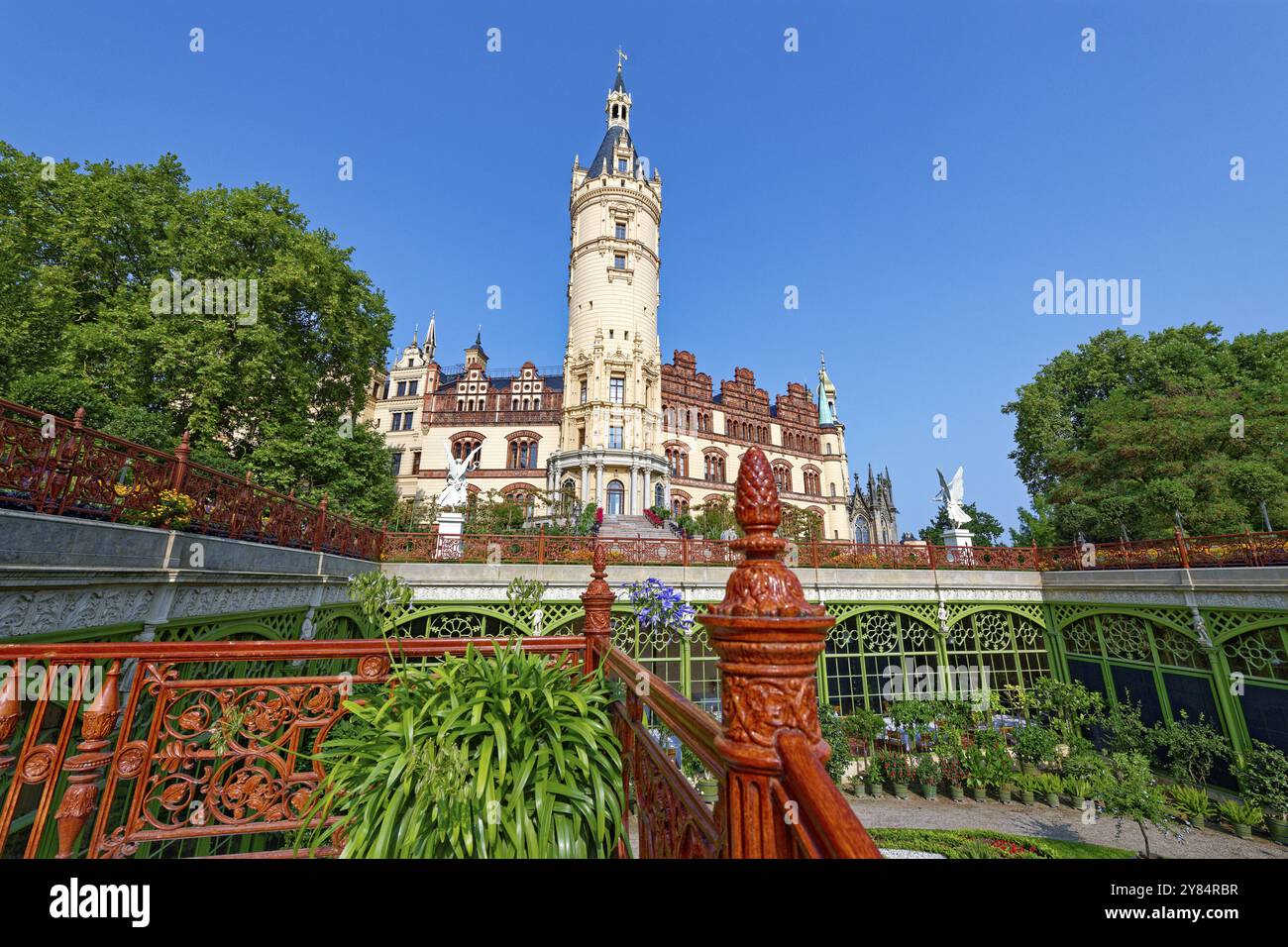 Schwerin Residence Ensemble, sito Patrimonio dell'Umanità, Castello di Schwerin e Giardino del Castello, in estate sotto un cielo blu, Schwerin, Meclemburgo-Pomerani Occidentale Foto Stock