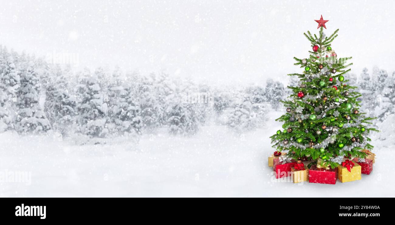 Scena natalizia fantasiosa con un albero decorato e scatole regalo nella natura innevata. Una fila di abeti innevati crea uno sfondo luminoso e semplice. Foto Stock