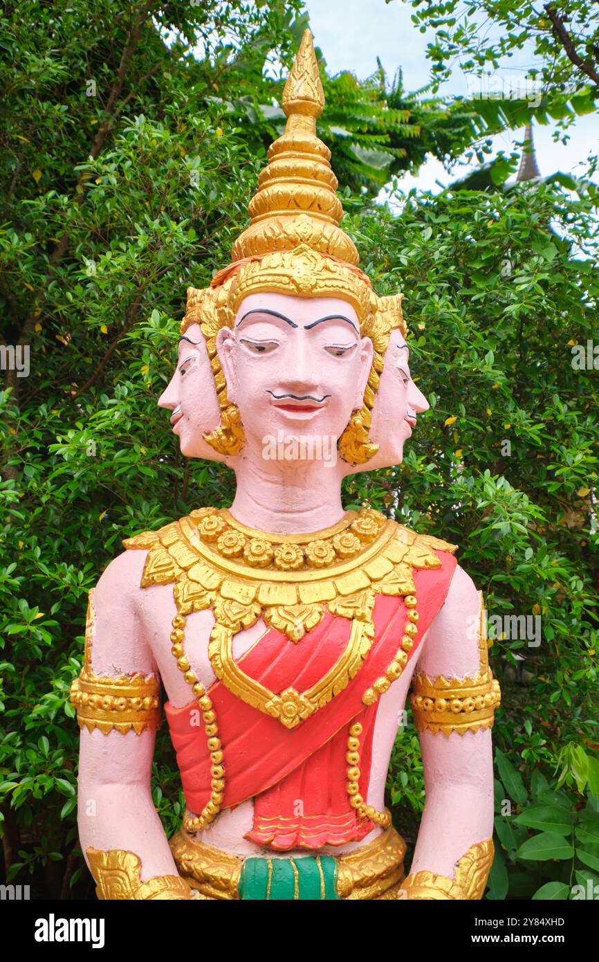 Una figura a tre teste nel complesso del tempio buddista Wat si Muang a Vientiane, Laos. Foto Stock