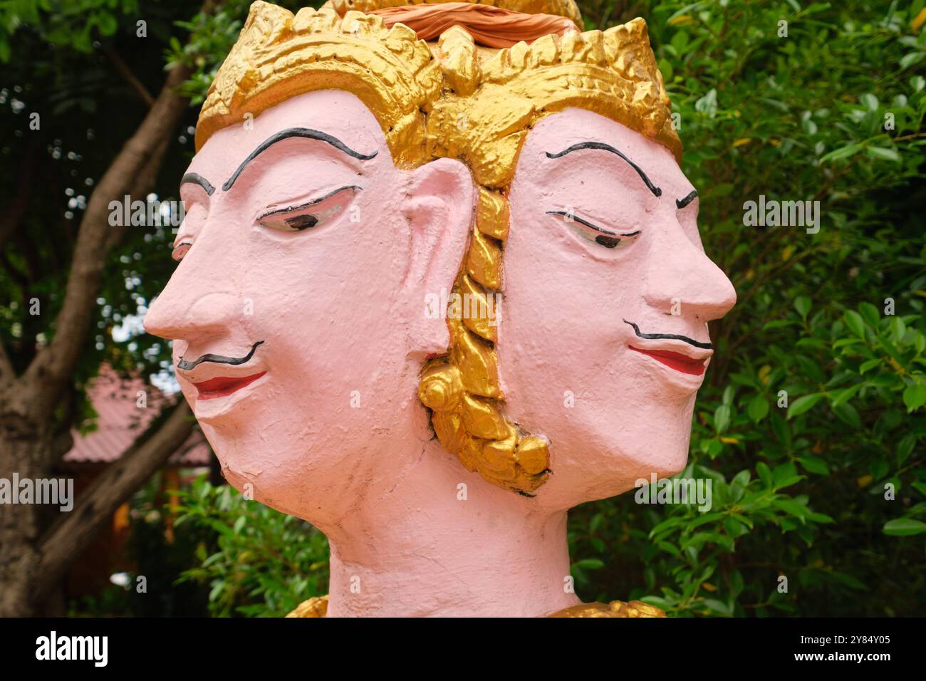 Una figura a tre teste nel complesso del tempio buddista Wat si Muang a Vientiane, Laos. Foto Stock