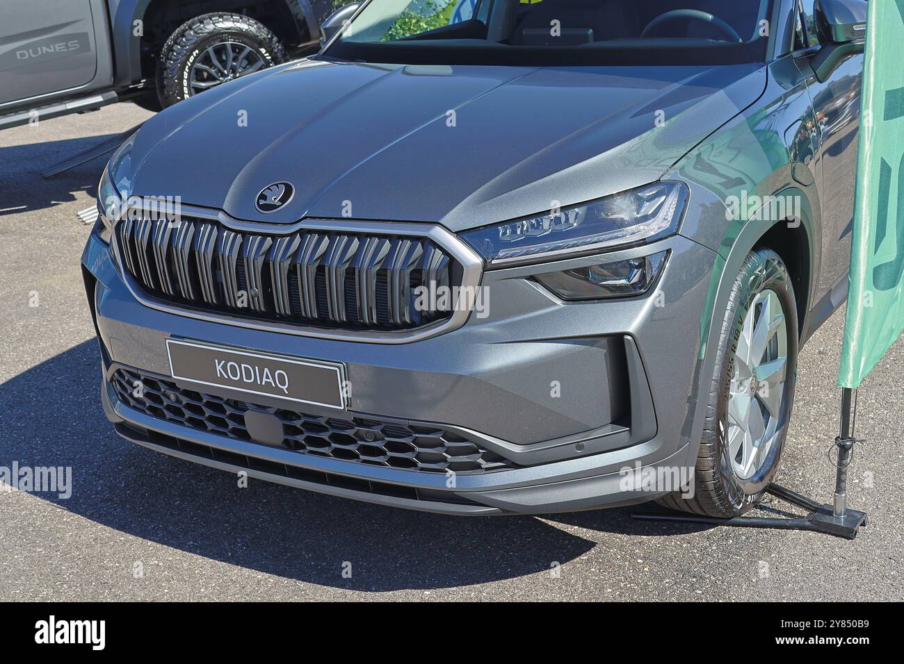 Vista frontale di un nuovissimo suv kodiaq skoda grigio parcheggiato presso una concessionaria Foto Stock