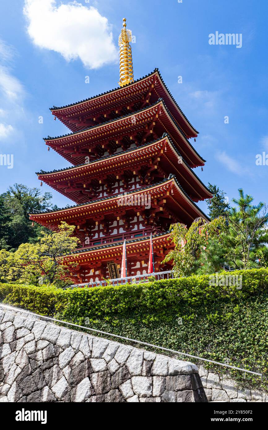 Takahata Fudo-san, un tempio medievale unico, annunciato come uno dei tre grandi templi di Fudo nella regione di Kanto. Entrando nei giardini del tempio, tu” Foto Stock