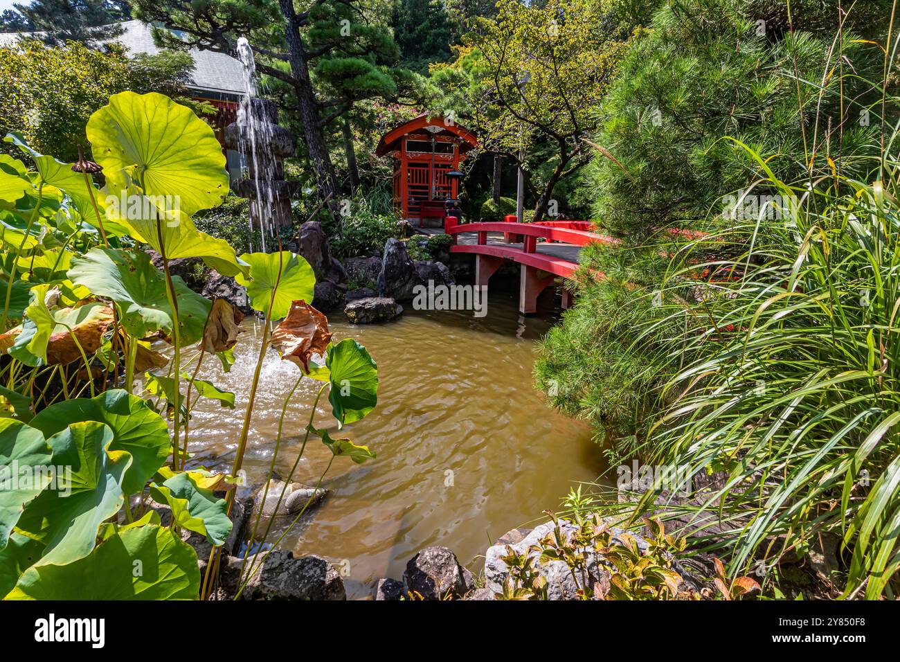 Takahata Fudo-san, un tempio medievale unico, annunciato come uno dei tre grandi templi di Fudo nella regione di Kanto. Entrando nei giardini del tempio, tu” Foto Stock