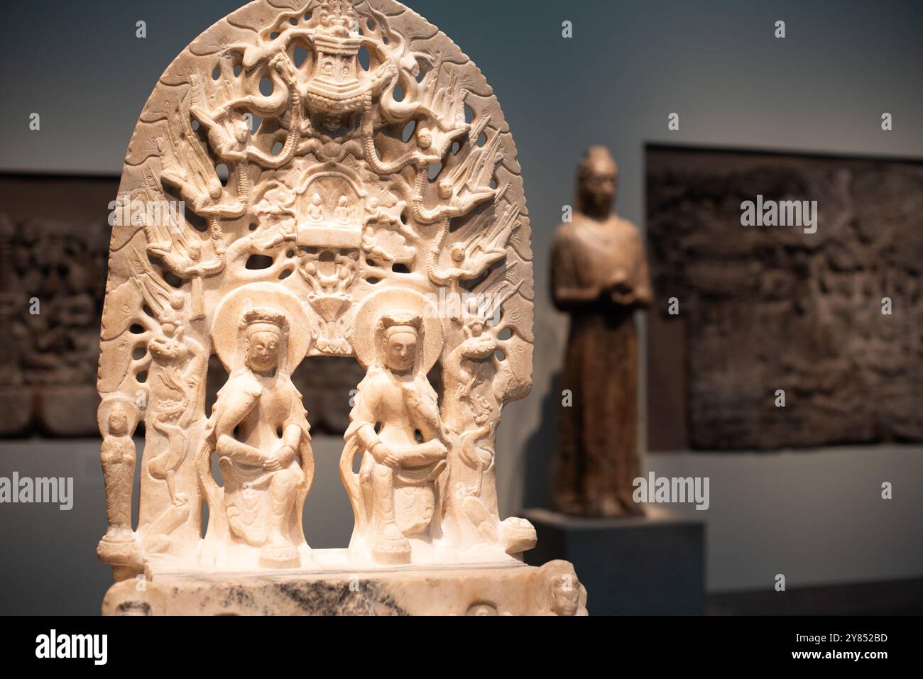 WASHINGTON DC, Stati Uniti — stele di marmo raffigurante Maitreya, Buddha del futuro, accanto ai Buddha del passato e del presente, creata nel 565 d.C. a Quyang, provincia di Hebei, Cina. Questa significativa scultura buddista, esposta alla Freer Gallery of Art, esemplifica l'arte religiosa della dinastia Qi settentrionale e le sofisticate tecniche di intaglio della pietra. Foto Stock