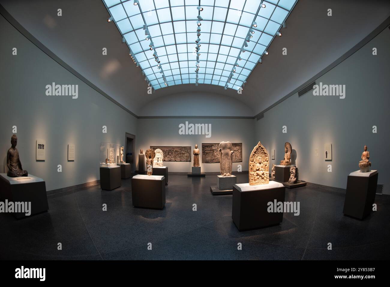 La Freer Gallery of Art Asian Art espone Washington DC // WASHINGTON D.C. — mostre di arte asiatica nella Freer Gallery of Art La galleria è stata aperta nel 1923 per ospitare la collezione d'arte dell'industriale e filantropo Charles Lang Freer, che ha donato la sua vasta collezione di arte asiatica e americana allo Smithsonian Institution. Situata sul National Mall, la Freer Gallery è specializzata in arte antica e tradizionale proveniente da tutta l'Asia, tra cui opere provenienti da Cina, Giappone, Corea, India e mondo islamico. L'istituzione si fuse amministrativamente con la vicina Arthur M. Sackler Gallery nel 1 Foto Stock