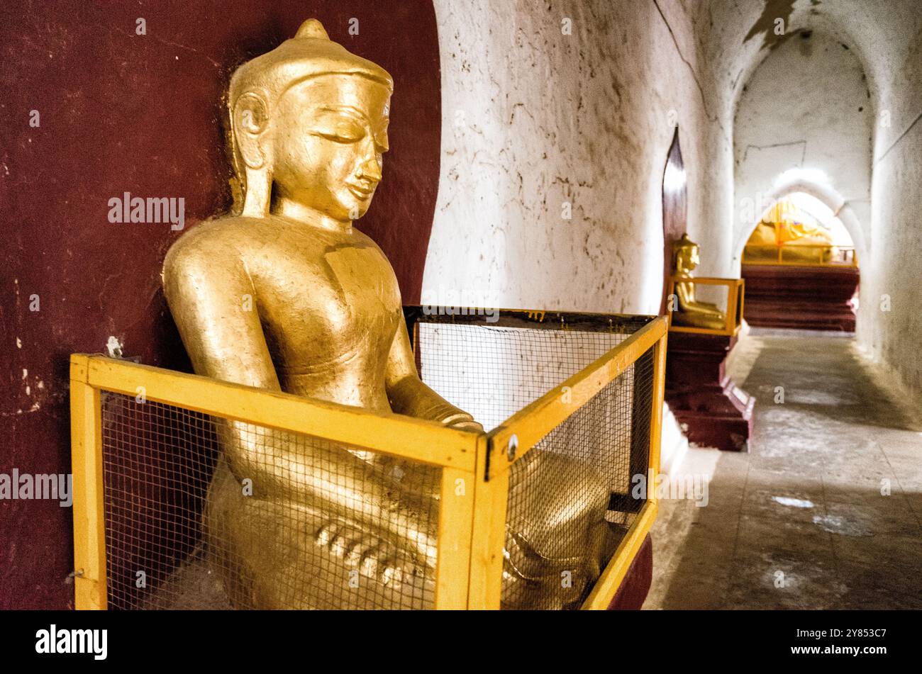 Tempio Thatbyinnyu statue di Buddha d'oro Bagan Myanmar // BAGAN, Myanmar - statue di Buddha d'oro sono ospitate all'interno del Tempio Thatbyinnyu (noto anche come Thatbyinnyu Pahto), il tempio più alto dell'area archeologica di Bagan, a 66 metri (217 piedi). Costruito tra il 1144 e il 1150-51 durante il regno di re Alaungsithu, questo tempio a cinque piani è stato il primo tempio a due piani costruito a Bagan e ha stabilito un modello architettonico per i successivi templi principali. Il nome 'Thatbyinnyu' deriva dal termine pali 'Sabbannu', che significa 'onnisciente', riferendosi ad uno degli attributi chiave del Buddha Foto Stock