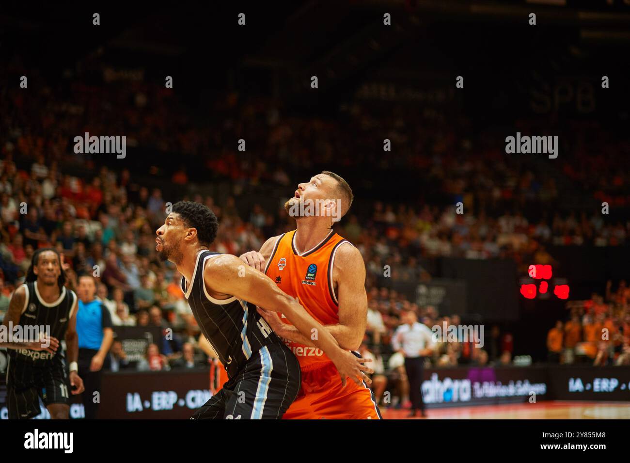 Valencia, Spagna. 2 ottobre 2024. Juan Fernandez di Veolia Hamburg Towers (L) e Stefan Jovic di Valencia basket (R) in azione durante la BKT Eurocup Regular Season Round 2 a Pabellon Fuente de San Luis. Punteggio finale; Valencia Basket 105 : 78 Veolia Hamburg Towers (foto di Vicente Vidal Fernández/SOPA Images/Sipa USA) credito: SIPA USA/Alamy Live News Foto Stock