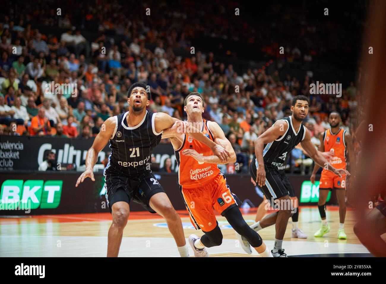 Valencia, Spagna. 2 ottobre 2024. Juan Fernandez di Veolia Hamburg Towers (L) e Xabi Lopez Arostegui di Valencia basket (R) in azione durante la BKT Eurocup Regular Season Round 2 a Pabellon Fuente de San Luis. Punteggio finale; Valencia Basket 105 : 78 Veolia Hamburg Towers (foto di Vicente Vidal Fernández/SOPA Images/Sipa USA) credito: SIPA USA/Alamy Live News Foto Stock
