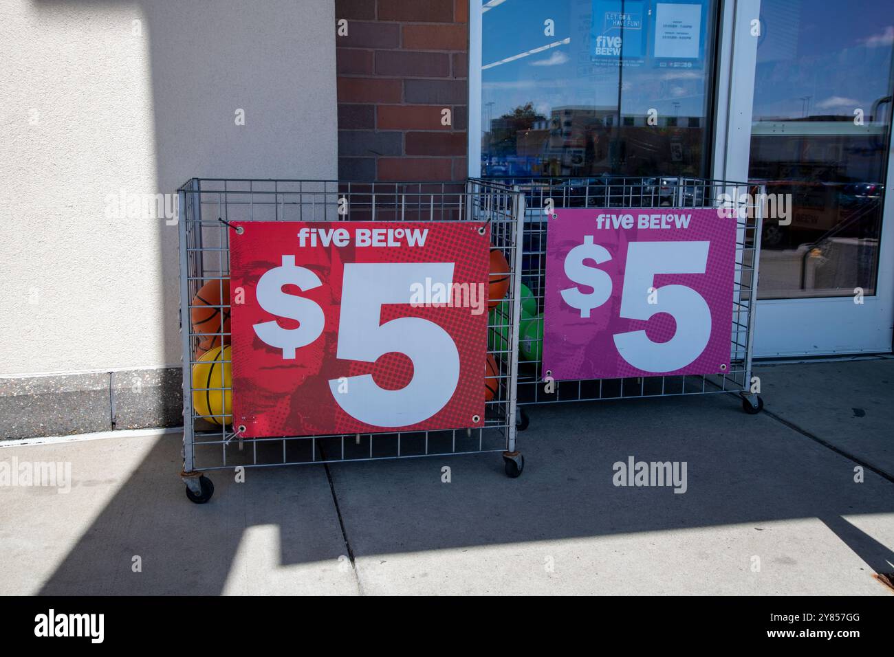 Roseville, Minnesota. Cinque di seguito è un negozio di sconti che prezza la maggior parte dei suoi prodotti a $ 5 o meno. La catena è rivolta ai tween e agli adolescenti. Affare b Foto Stock