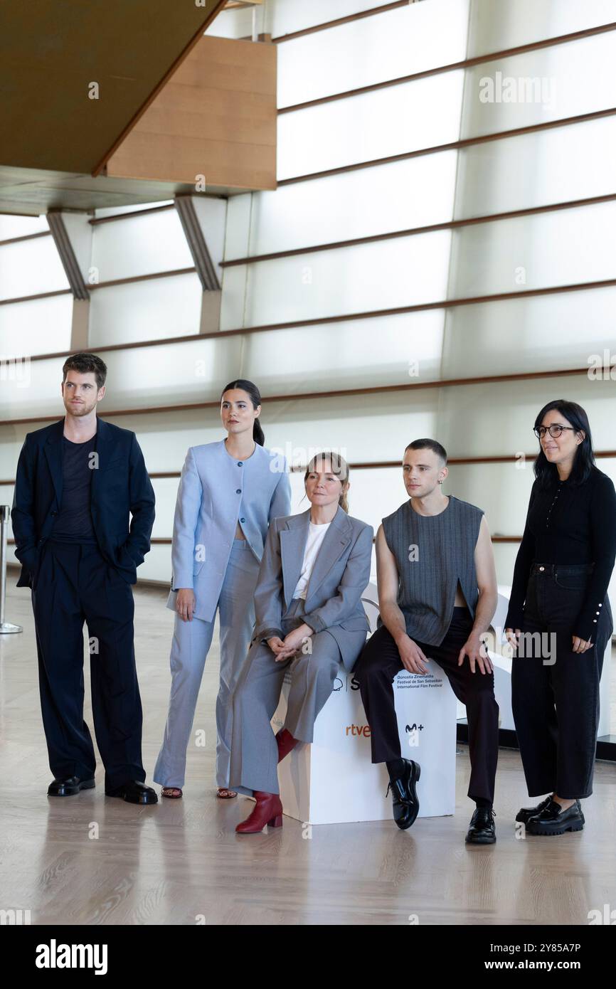 Donostia San Sebastian, Spagna. 27 settembre 2024. (L-R) Miguel Bernardeau, Loreto Mauleón, Nagore Aranburu, Iván Pellicer e Alauda Ruiz De Azúa partecipano al Photocall "Querer" durante il 72° Festival Internazionale del Cinema di San Sebastian al Palazzo Kursaal di Donostia-San Sebastian. Credito: SOPA Images Limited/Alamy Live News Foto Stock