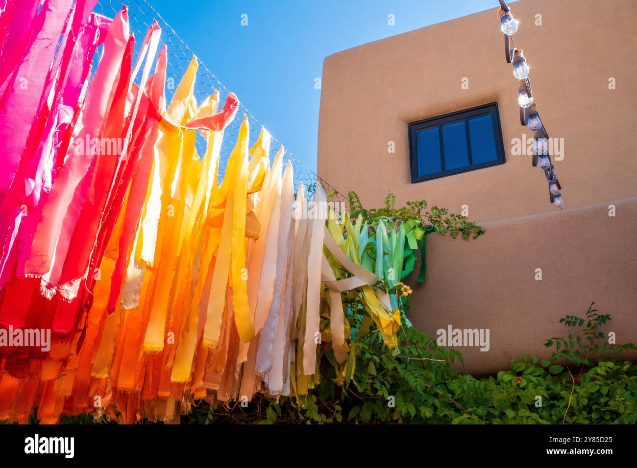 Striscioni colorati su una strada di Santa Fe, New Mexico, Stati Uniti Foto Stock