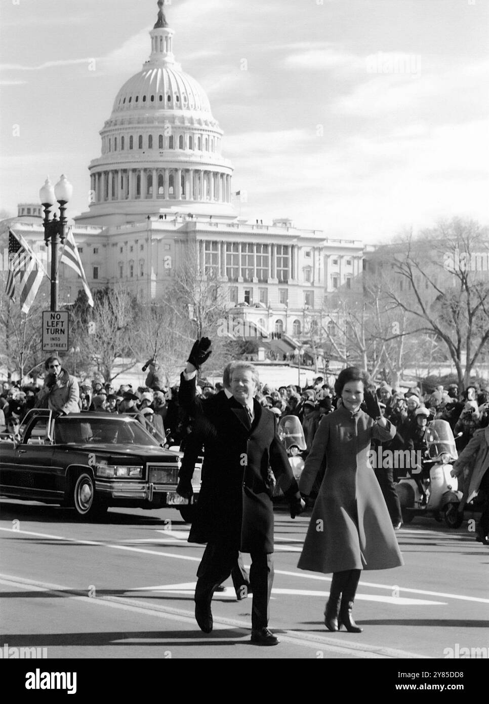 Il presidente Jimmy Carter e la First Lady Rosalynn Carter camminano lungo Pennsylvania Avenue fino alla Casa Bianca dopo la cerimonia di giuramento al Campidoglio il 20 gennaio 1977. (USA) Foto Stock
