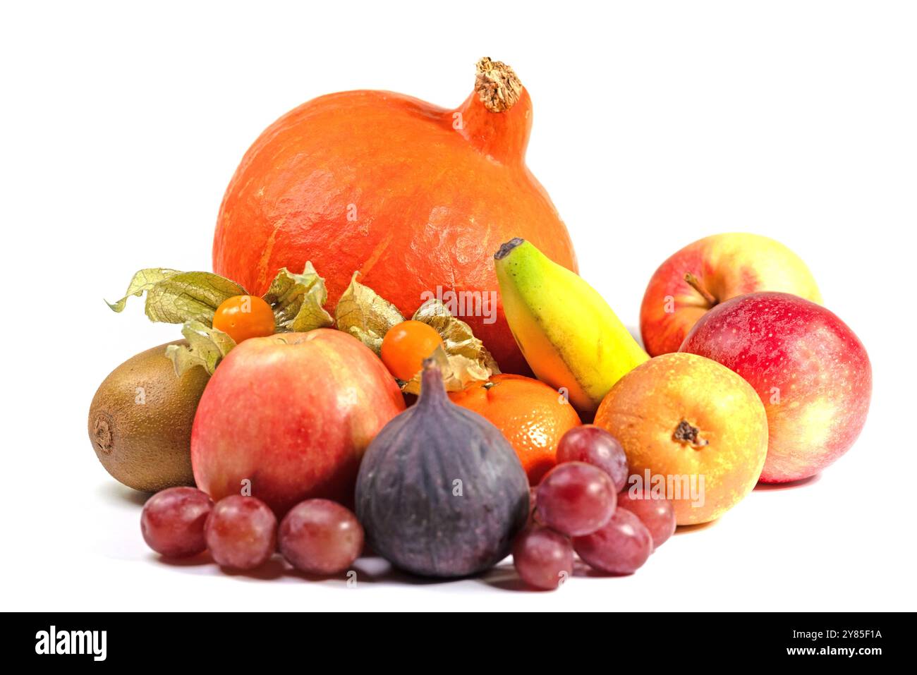 Miscuglio di frutta e zucca su sfondo bianco Foto Stock