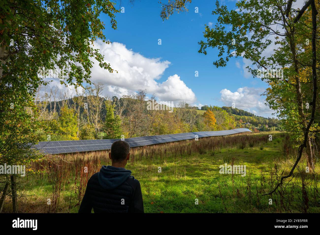 Una vista dei pannelli solari in un paesaggio rurale nei confini scozzesi, in Scozia. Credito PIC: phil wilkinson/Alamy Live News Foto Stock