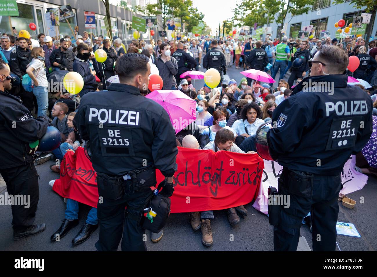 Frauenrechtsgruppen protestieren a Berlino gegen eine zeitgleich stattfindende Demonstration von Abtreibungsgegnern unter dem motto Marsch für das Leben . SIE fordern unter anderem die Abschaffung des ß218. I gruppi per i diritti delle donne protestano a Berlino contro una manifestazione simultanea di attivisti anti-aborto con lo slogan March for Life . Tra le altre cose, chiedono l'abolizione di ß218. Snapshot-Photography/K.M.Krause *** i gruppi per i diritti delle donne protestano a Berlino contro una manifestazione simultanea di attivisti anti-aborto sotto lo slogan March for Life, tra le altre cose, Foto Stock
