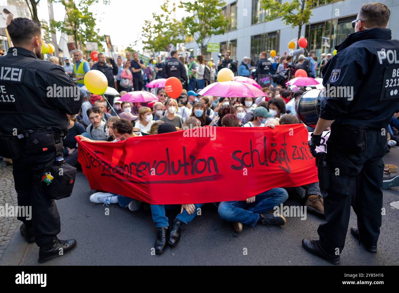 Frauenrechtsgruppen protestieren a Berlino gegen eine zeitgleich stattfindende Demonstration von Abtreibungsgegnern unter dem motto Marsch für das Leben . SIE fordern unter anderem die Abschaffung des ß218. I gruppi per i diritti delle donne protestano a Berlino contro una manifestazione simultanea di attivisti anti-aborto con lo slogan March for Life . Tra le altre cose, chiedono l'abolizione di ß218. Snapshot-Photography/K.M.Krause *** i gruppi per i diritti delle donne protestano a Berlino contro una manifestazione simultanea di attivisti anti-aborto sotto lo slogan March for Life, tra le altre cose, Foto Stock