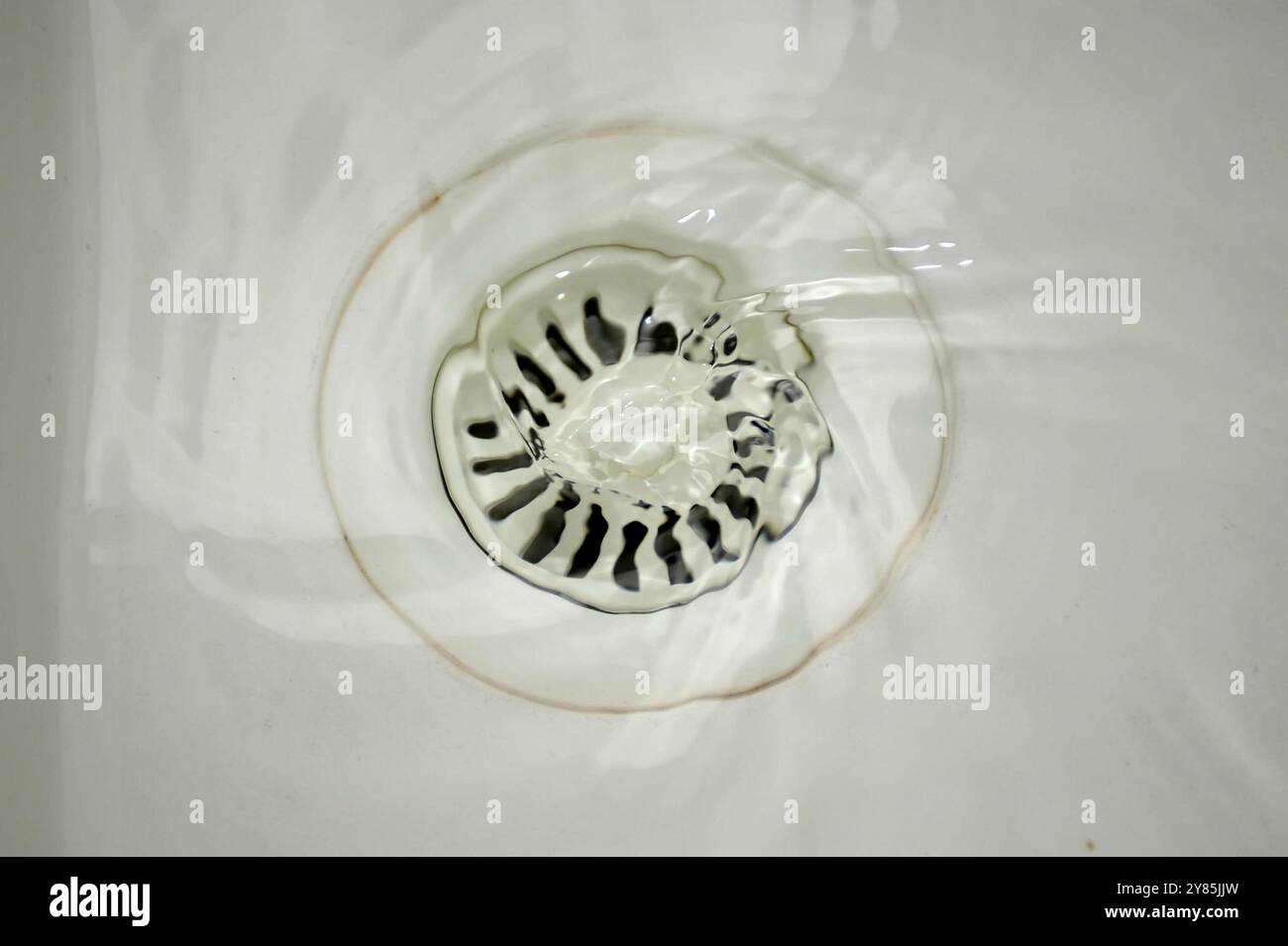 Foto del file datata 11/08/08, dell'acqua che scende giù da un plughole. Le denunce irrisolte delle famiglie alle aziende idriche sono aumentate a causa del malcontento per le fuoriuscite di acque reflue, gli errori di fatturazione e i problemi con i contatori d'acqua, come dimostra una relazione annuale. Data di pubblicazione: Giovedì 3 ottobre 2024. Foto Stock