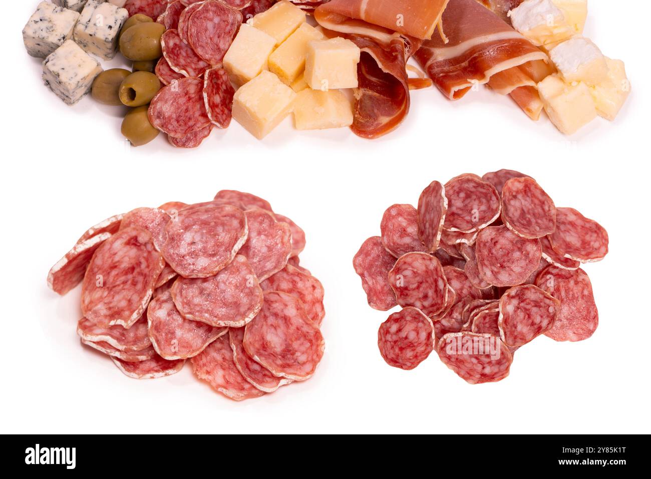 Un piatto con spuntini per il vino. Formaggio, olive, salame, jamon isolato su uno sfondo bianco. Foto Stock