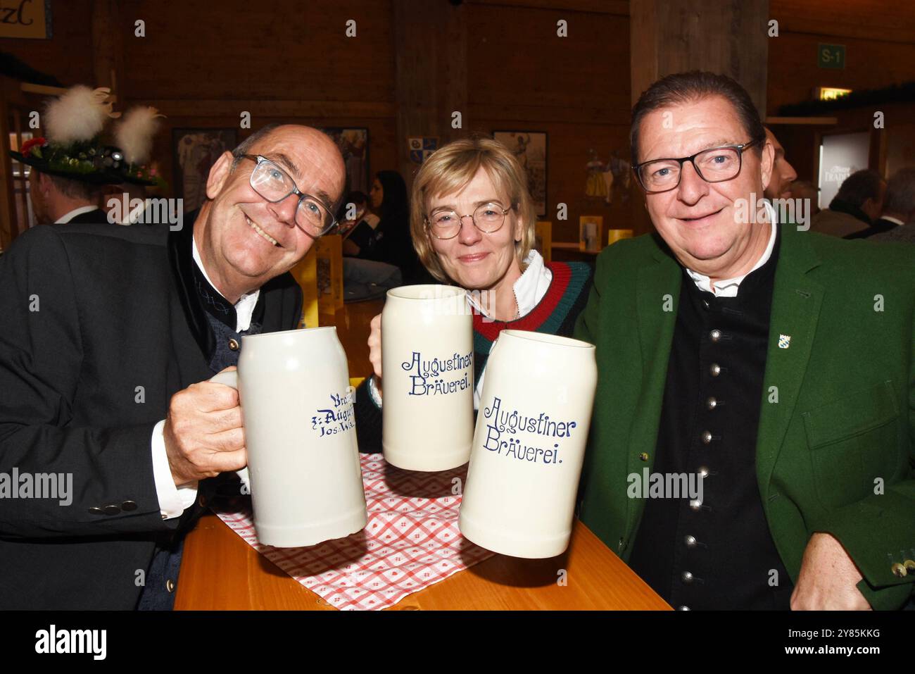 Guenter Kador Spaten Loewebraeu Vorstand A.D. Antje Haberl Ochsenbraterei Festwirtin Bernhard Klier Vorstand Spaten Loewenbraeu Franziskaner -Brauereien a.. D Muenchen 02.10.2024 Oktoberfest Oide Wiesn Traditions Festzelt -Truderinger Buam Stammtisch zum Gedenken an Wiesn Stadtrat Helmut Schmid Muenchen *** Guenter Kador Spaten Loewebraeu Board a D Antje Haberl Ochsenbraterei Festwirtin Bernhard Klier Board Spaten Loewenbraeu 2024 Foto Stock