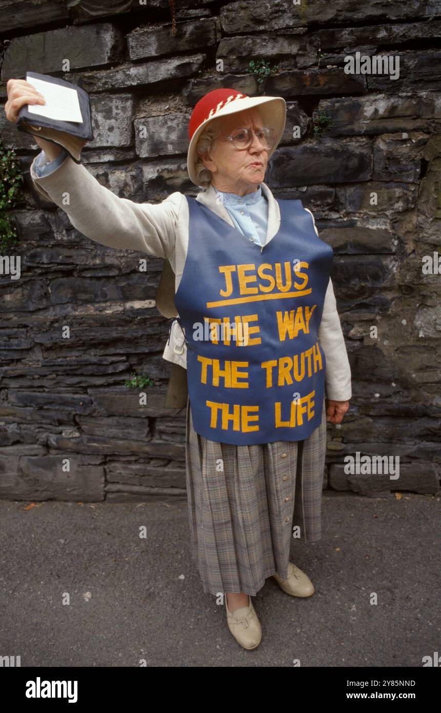 Predicatrice di strada Christian Woman Pentecostal protesta silenziosamente contro la chiesa cattolica romana. Il suo tabard recita: Jesus the Way the Truth The Light, Holywell Flintshire Wales, UK 1990s HOMER SYKES Foto Stock