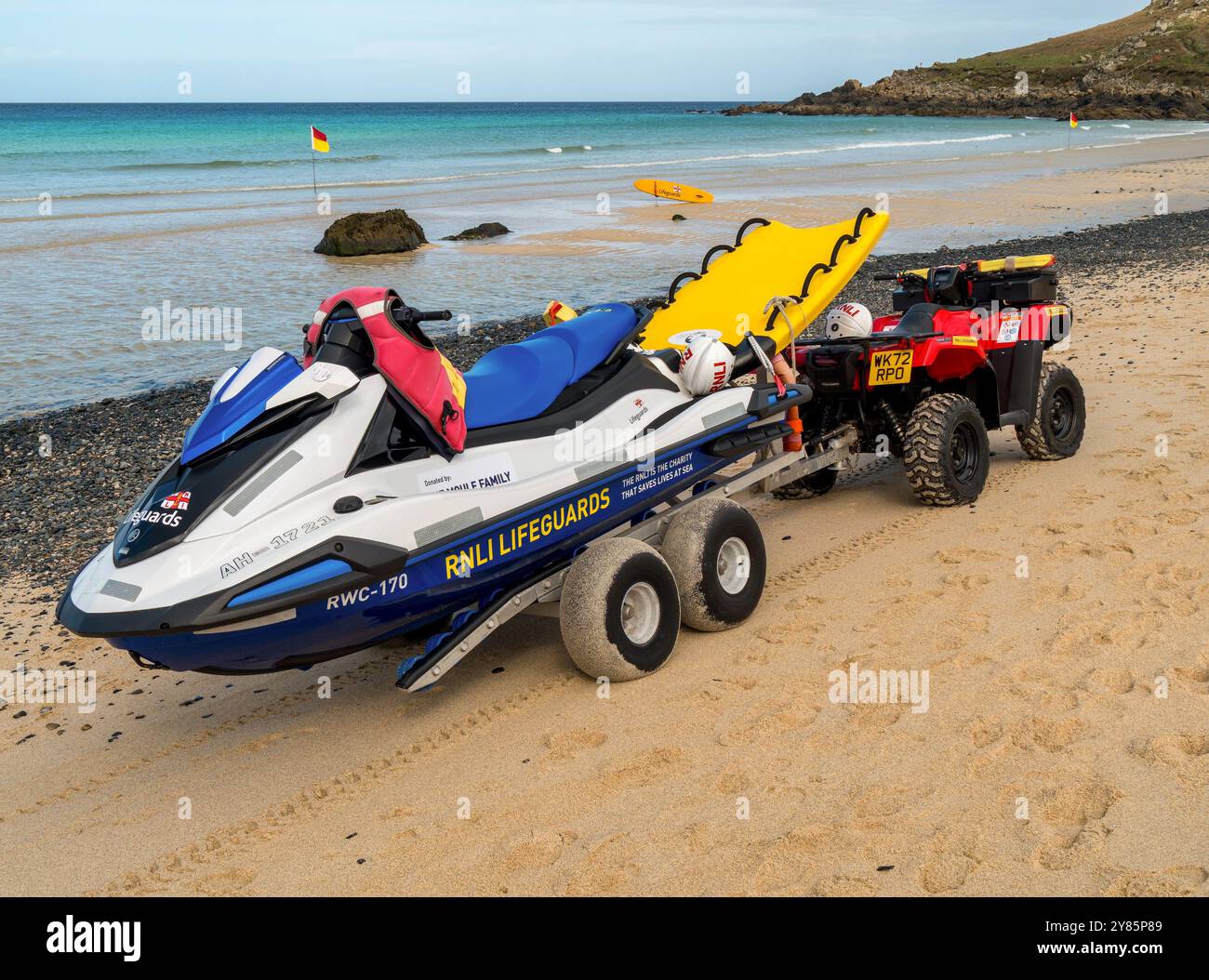 Moto d'acqua Lifeguard RNLI su rimorchio con quad a Porthmeor Beach, St. Ives, Cornovaglia, Inghilterra, Regno Unito Foto Stock