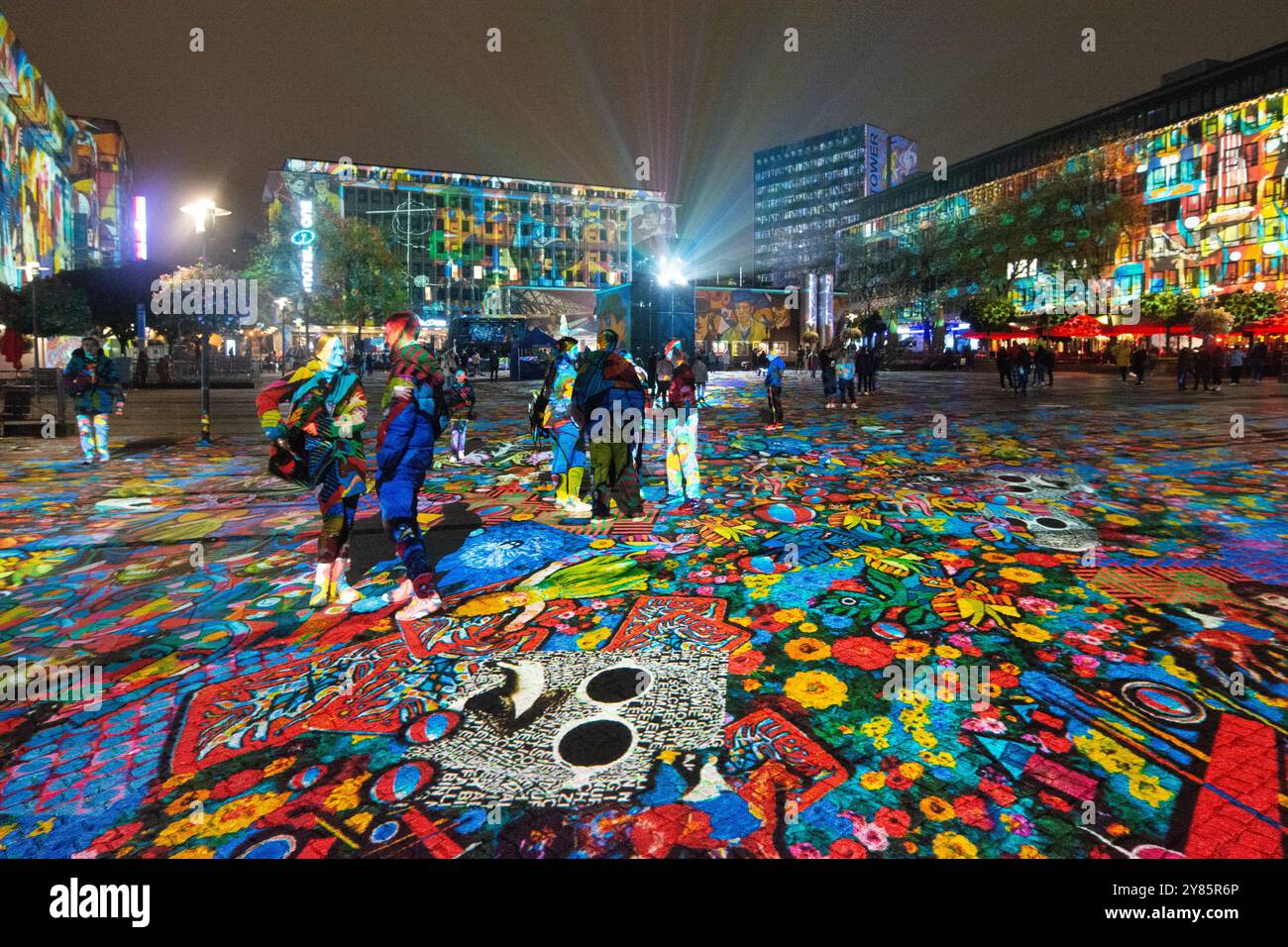 Essen, Germania. 2 ottobre 2024. La proiezione dell'artista tedesco Daniel Margraf è visibile a Kennedy Square durante l'apertura dell'Essen Light Festival 2024 ad Essen, Germania, il 2 ottobre 2024. (Foto di Ying Tang/NurPhoto)0 credito: NurPhoto SRL/Alamy Live News Foto Stock