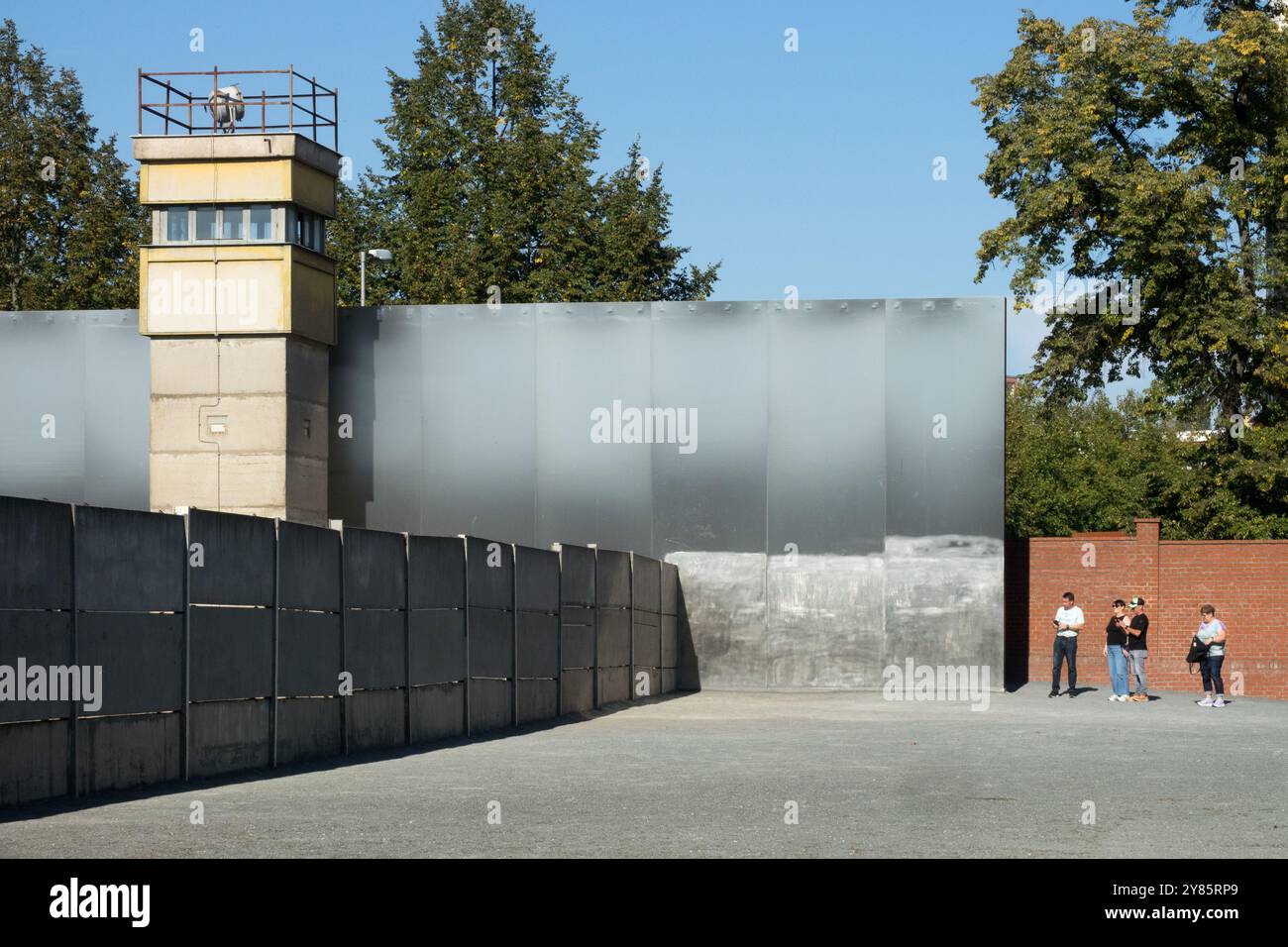 Persone turisti turisti turisti turisti turisti Torre Bernauer Straße Torre di Guardia Memoriale del muro di Berlino - Gedenkstätte Berliner Mauer Berlino Germania confine Est-Ovest Foto Stock