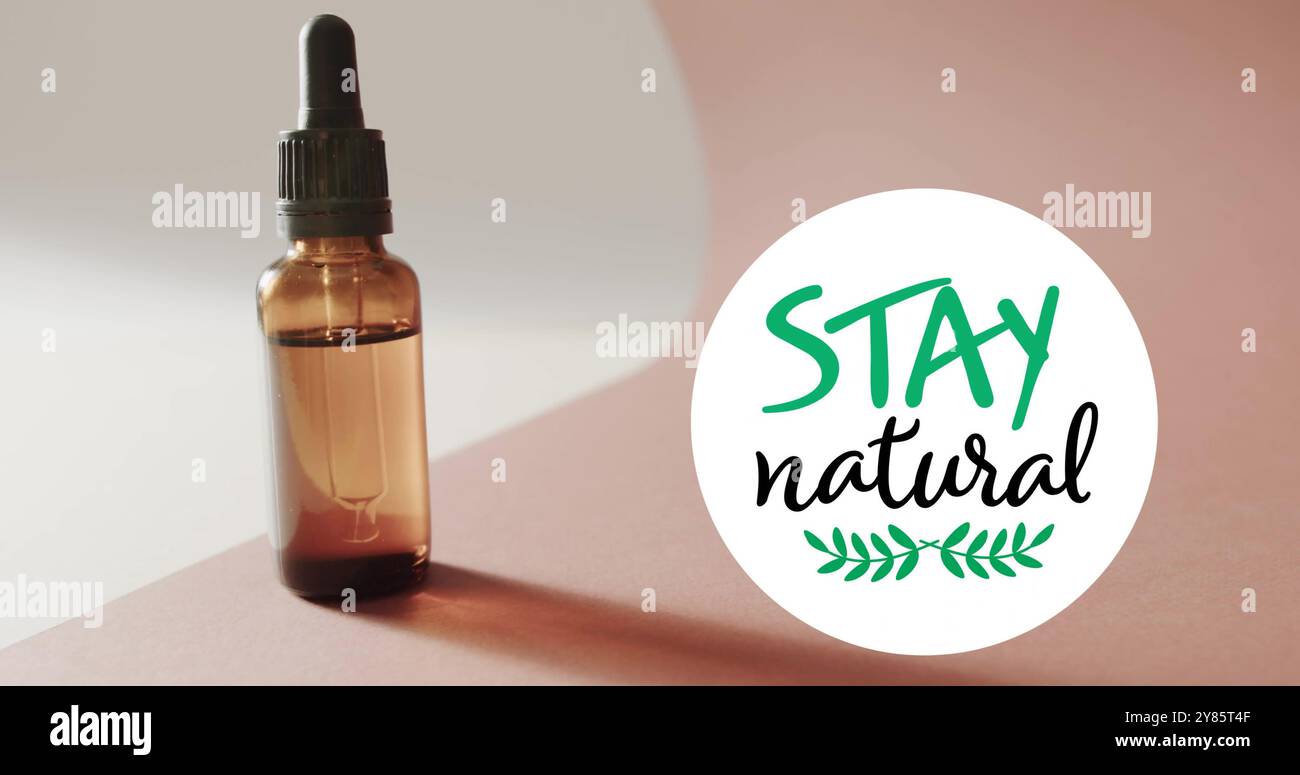 Immagine del testo Stay Natural e del logo a foglia sopra la bottiglia di olio di bellezza biologica Foto Stock