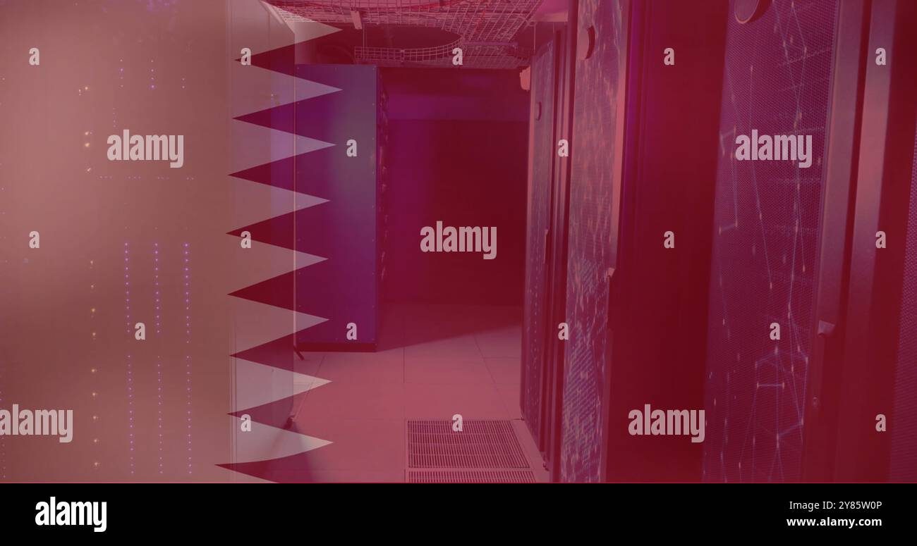 Immagine della bandiera del qatar e dell'elaborazione dei dati digitali su server informatici Foto Stock