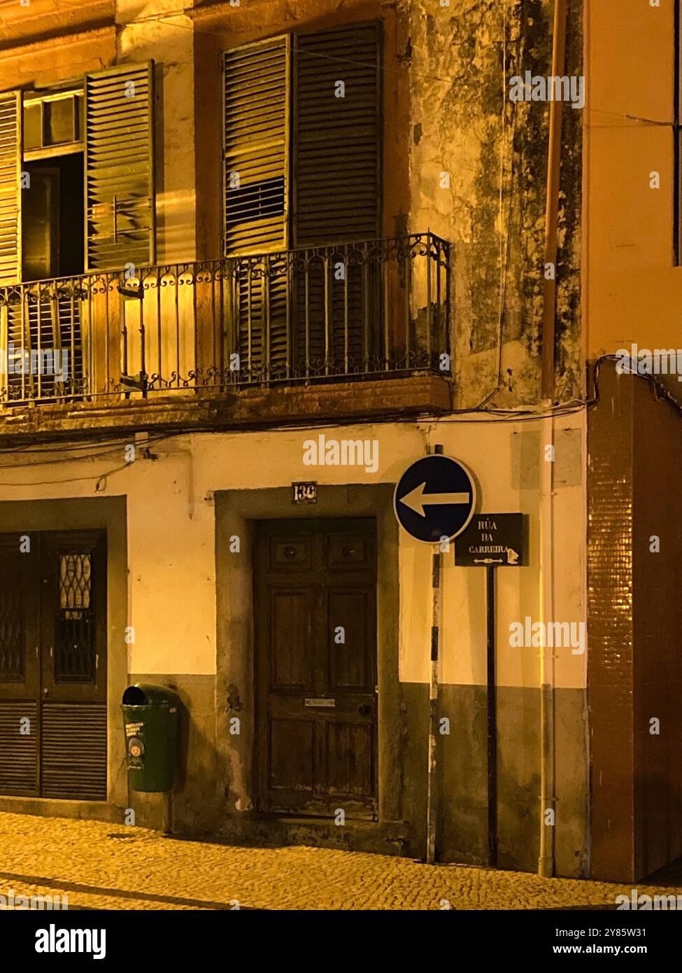 Una strada secondaria a Funchal, Madeira - Immagine stock catturata con smartphone