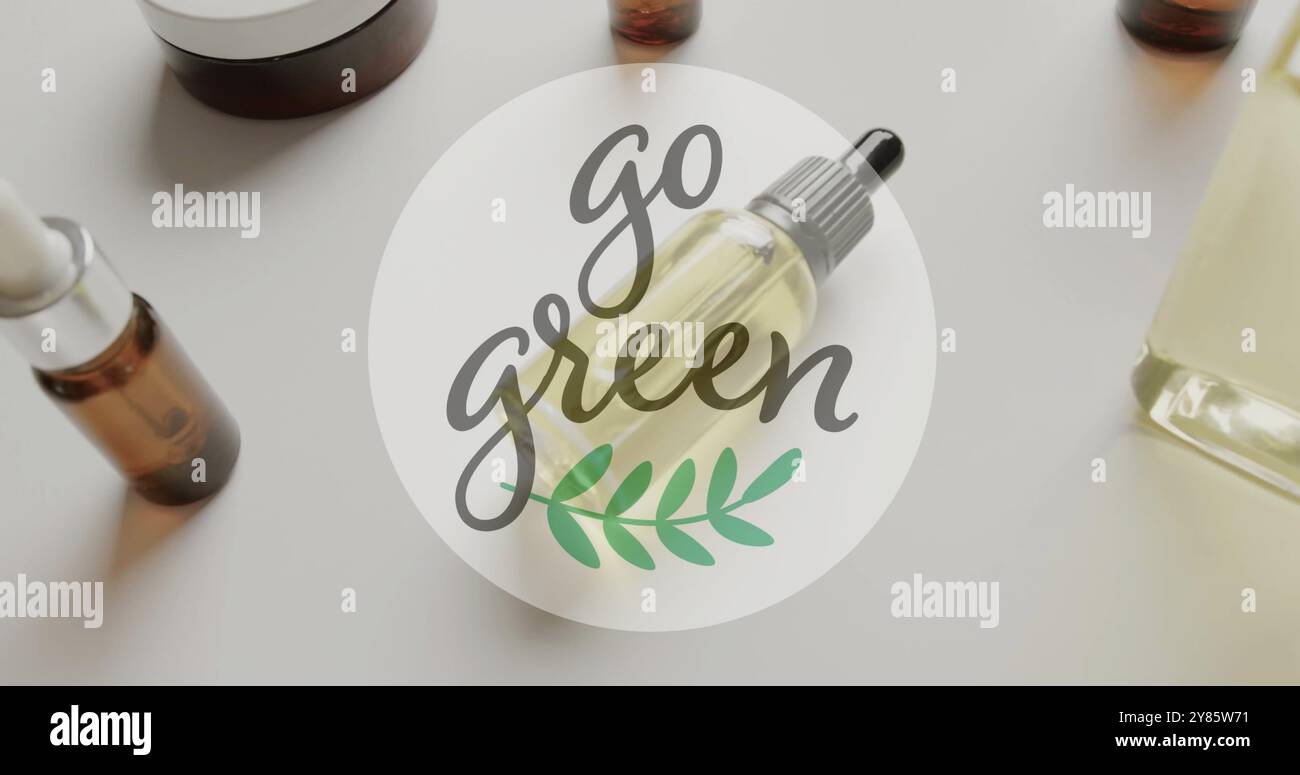 Immagine del testo Go Green e del logo foglia su creme e oli naturali di bellezza su bianco Foto Stock