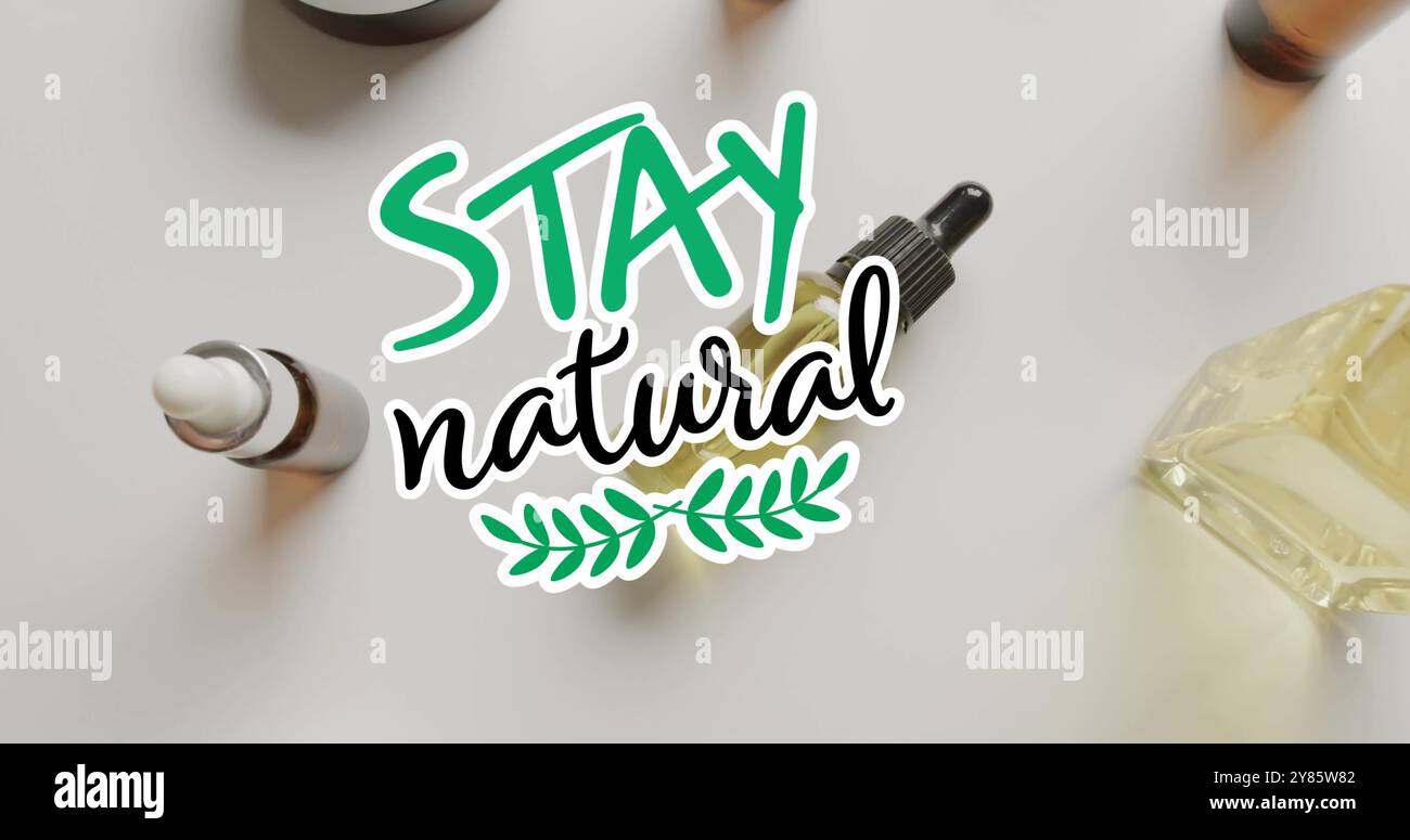 Immagine del testo Stay Natural e del logo delle foglie sulle creme e gli oli biologici di bellezza su bianco Foto Stock