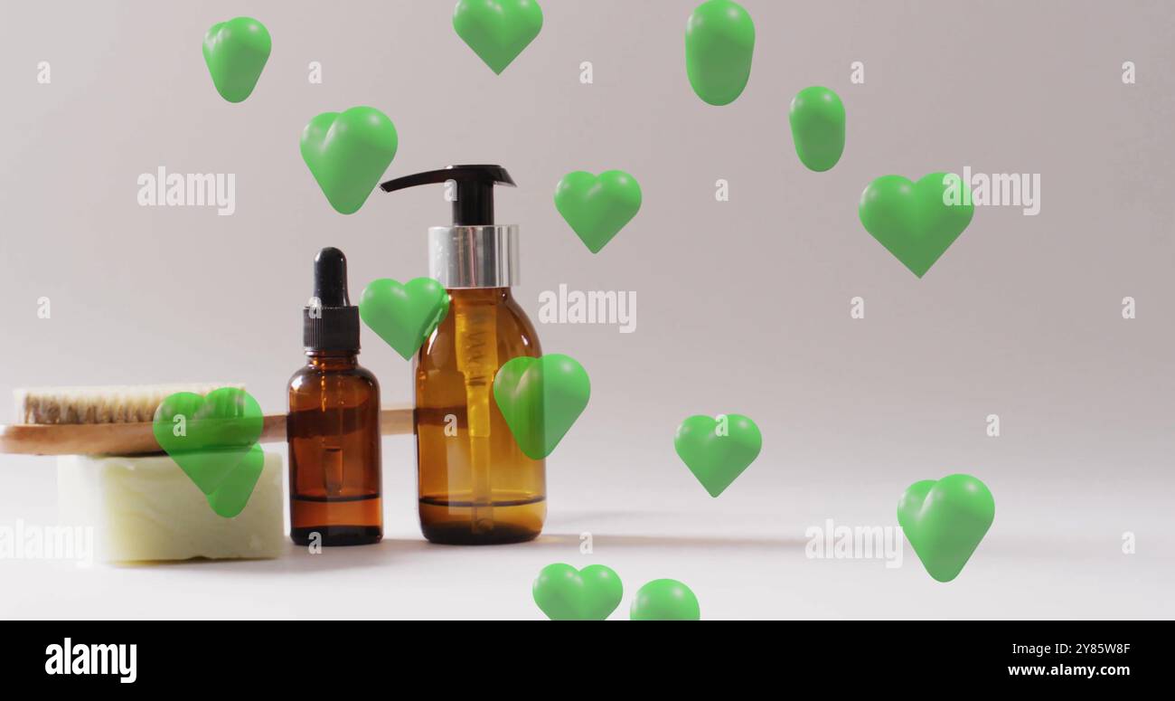 Immagine di cuori verdi che si innalzano su sapone, pennello, prodotti per l'igiene personale e prodotti di bellezza su sfondo beige Foto Stock