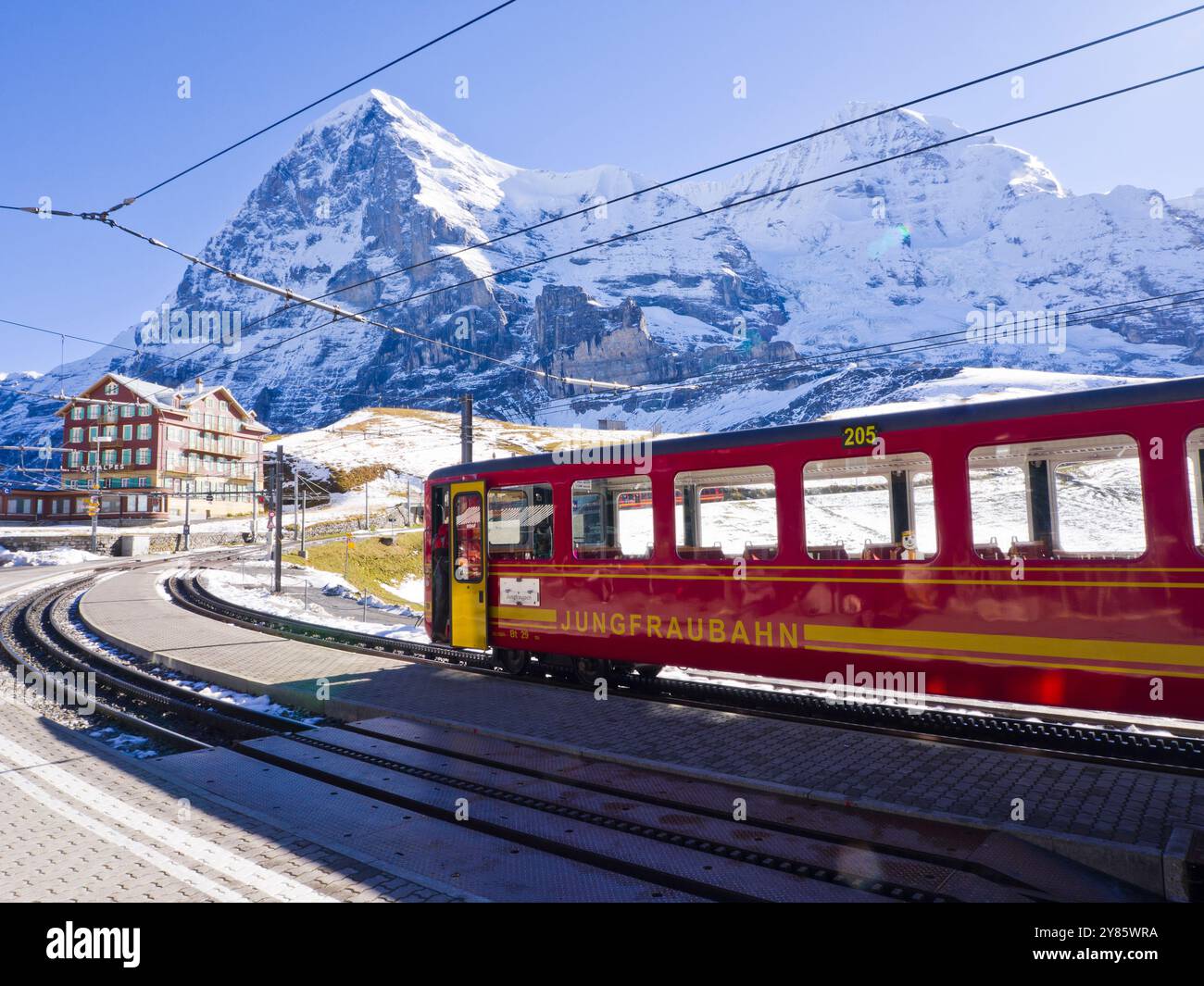 Viaggia in treno verso Jungfraujoch (la cima dell'Europa) fino a Kleine Scheidegg, sulle colline innevate, con Jungfrau sullo sfondo, in Svizzera. Foto Stock