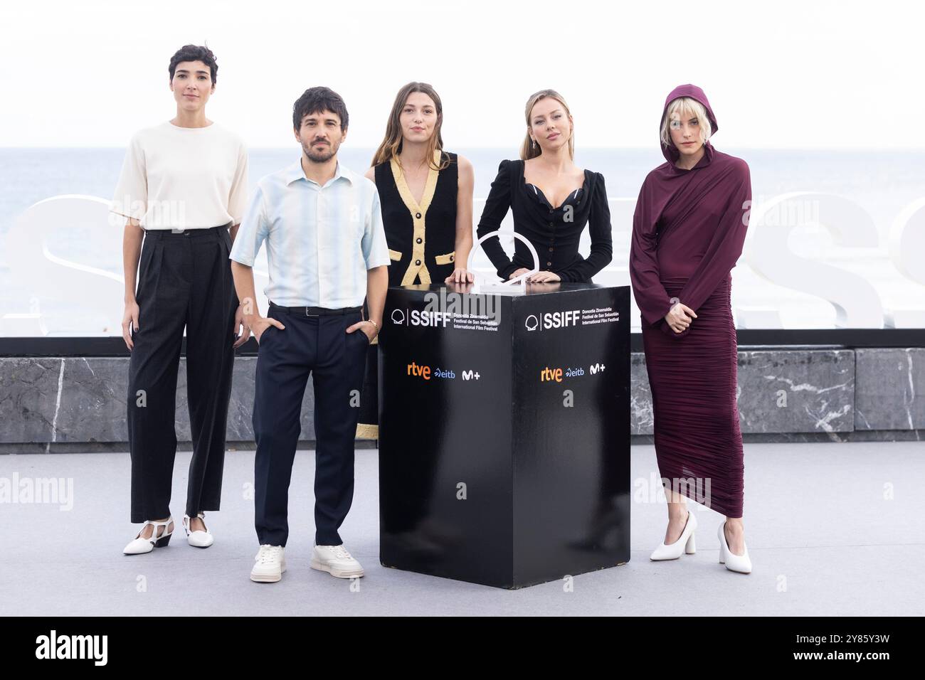Donostia San Sebastian, Spagna. 25 settembre 2024. Isabel Peña, Pedro Martín Calero, Mathilde Ollivier, Ester Expósito e Malena Villa partecipano al Photocall "El Llanto" durante il 72° Festival Internazionale del Cinema di San Sebastian al Palazzo Kursaal di Donostia-San Sebastian. Credito: SOPA Images Limited/Alamy Live News Foto Stock