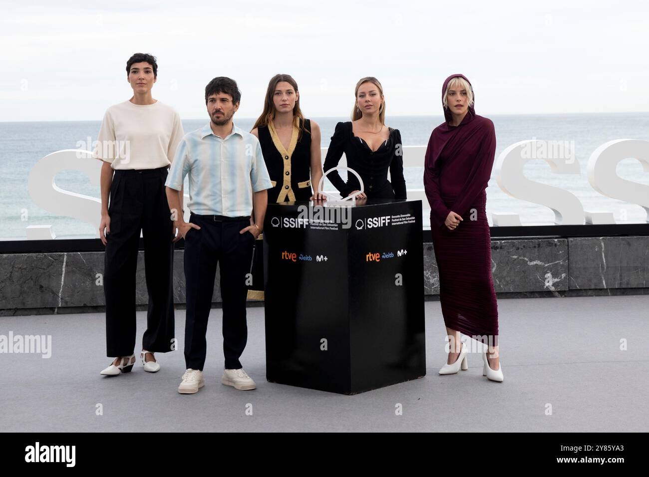 Donostia San Sebastian, Spagna. 25 settembre 2024. Isabel Peña, Pedro Martín Calero, Mathilde Ollivier, Ester Expósito e Malena Villa partecipano al Photocall "El Llanto" durante il 72° Festival Internazionale del Cinema di San Sebastian al Palazzo Kursaal di Donostia-San Sebastian. Credito: SOPA Images Limited/Alamy Live News Foto Stock